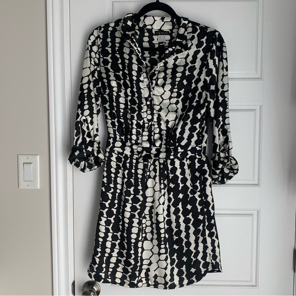 VENUS Black and White Long Sleeve mini Dress